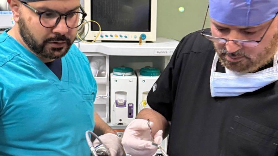 استخراج لمبة من صدر طفل
