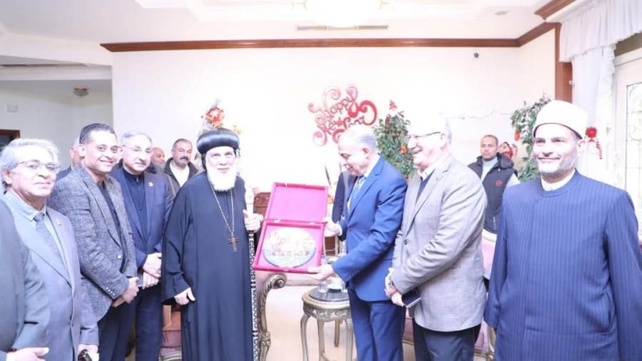 محافظ المنيا يهنئ الاخوة الأقباط