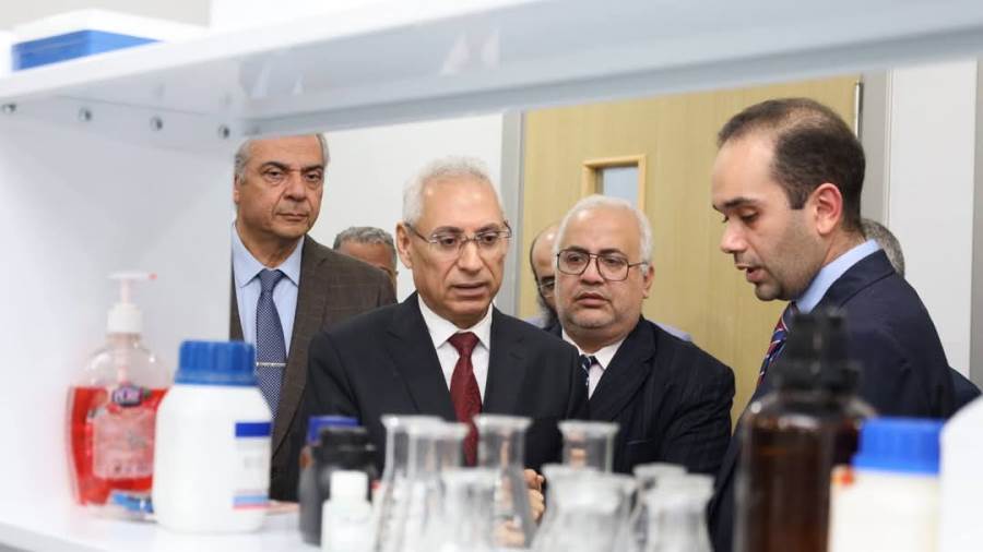 رئيس جامعة المنيا يتفقد بدء تشغيل أول مركز تميز بحثي بكلية الصيدلة رئيس جامعة المنيا يتفقد بدء تشغيل أول مركز تميز بحثي بكلية الصيدلة
