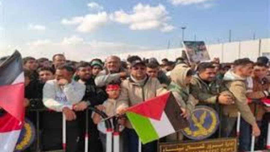 احتشاد المصريين أمام معبر رفح
