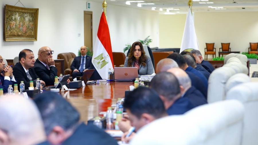 وزيرة التنمية المحلية تتابع إطلاق قوافل لفلسطين