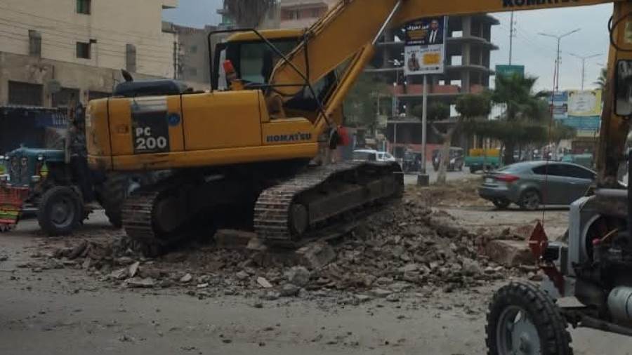 جانب من بدء توسعة شارع الجيش بمدينة كفرالزيات