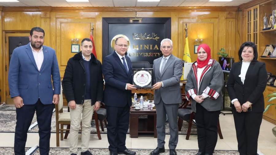 رئيس جامعة المنيا خلال اللقاء