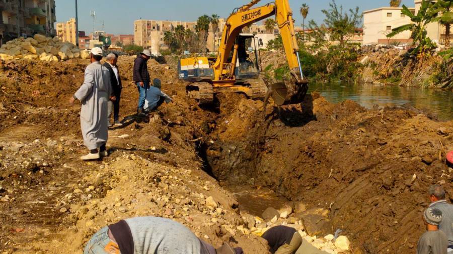 جانب من أعمال تطوير وإنشاء كورنيش المحلة وسمنود