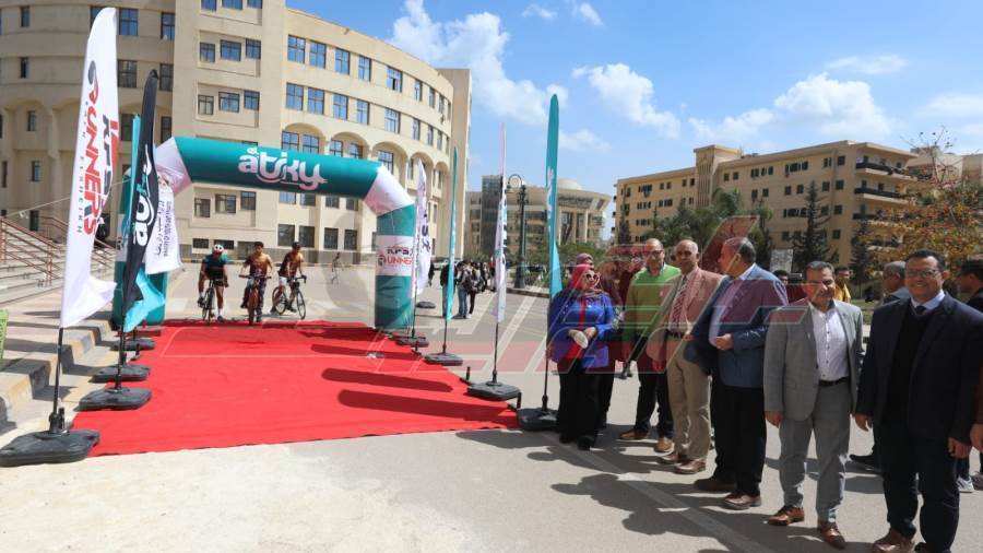 رئيس جامعة كفر الشيخ يشهد فعاليات ماراثون الدراجات بكلية التجارة رئيس جامعة كفر الشيخ يشهد فعاليات ماراثون الدراجات بكلية التجارة
