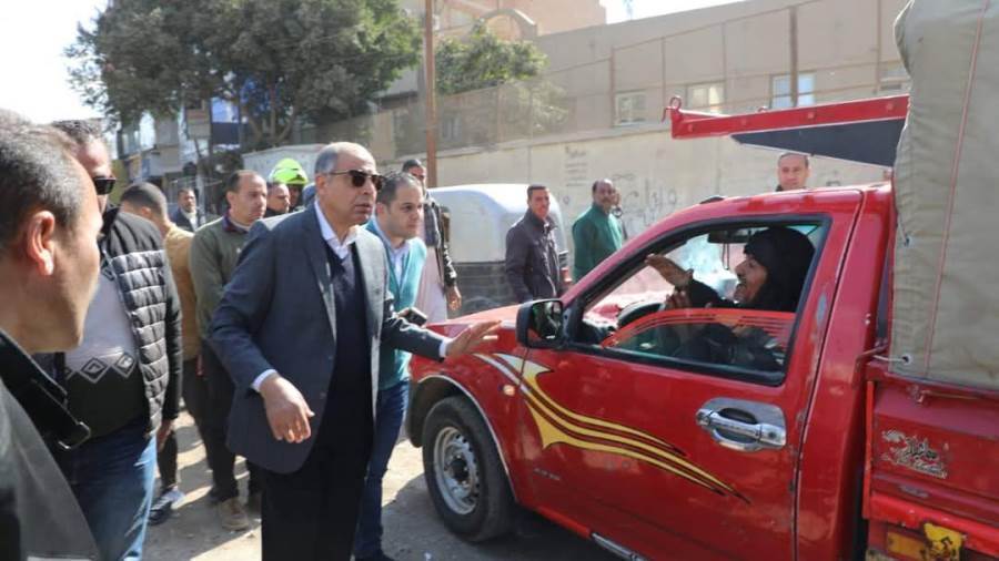 محافظ المنيا خلال إحدى الحملات المرورية لضبط سيارات البيك أب المخالفة