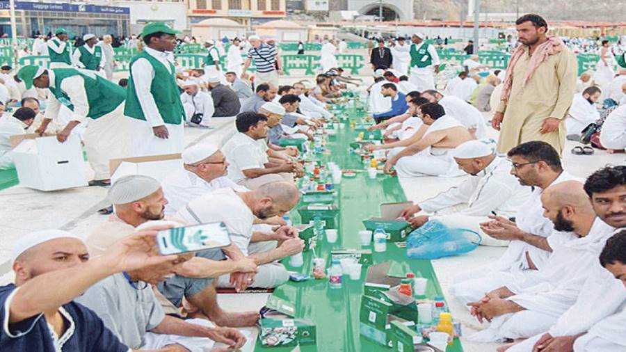 توزيع أكثر من 17 مليون وجبة إفطار صائم في الحرمين الشريفين خلال 21 يومًا من شهر رمضان توزيع أكثر من 17 مليون وجبة إفطار صائم في الحرمين الشريفين خلال 21 يومًا من شهر رمضان