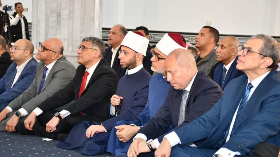 الوزير خلال صلاة الجمعة بمسجد النور