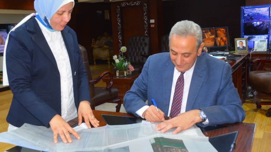 محافظ الغربية خلال اعتماد الاحوزة العمرانية