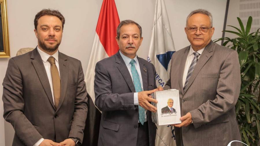 إهداء كتب الرئيس الفلسطيني لمكتبة الإسكندرية