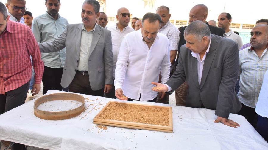 محافظ أسيوط يتفقد موسم توريد القمح