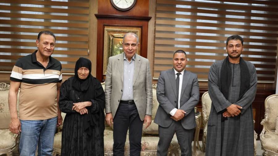 محافظ المنيا خلال اللقاء