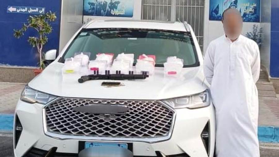 ضبط عنصر جنائي خطر بحوزته مخدرات بقيمة مالية بلغت 10 ملايين جنيه ضبط عنصر جنائي خطر بحوزته مخدرات بقيمة مالية بلغت 10 ملايين جنيه