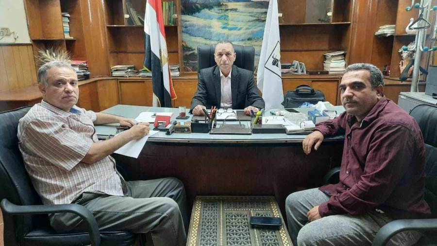 وكيل زراعة بنى سويف يستقبل محررا روز اليوسف