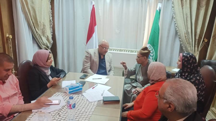 محافظ القليوبية يتلقى شكوى مواطن