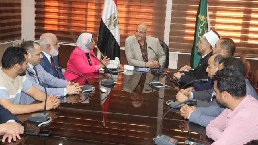 محافظ القليوبية يلتقى بمشرفين بعثة الحجاج