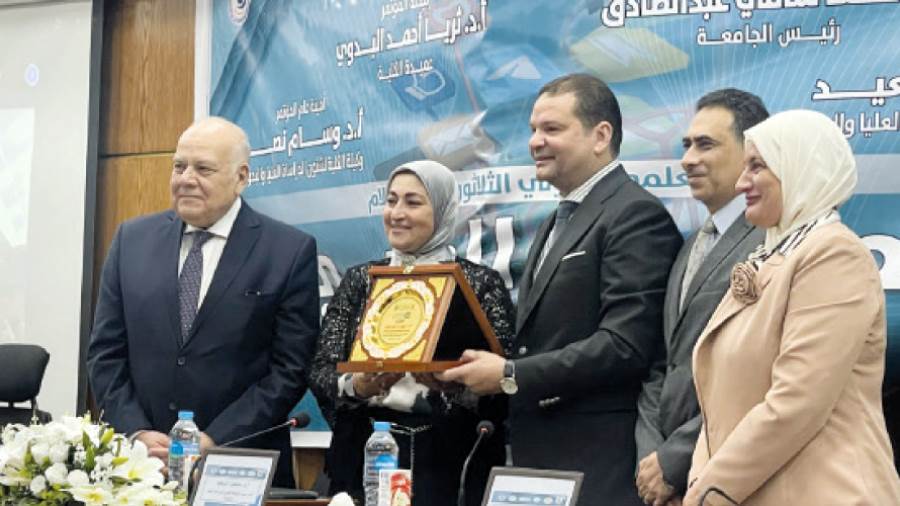 تكريم الدكتورة ثريا البدوى عميدة كلية الإعلام ورئيسة المؤتمر