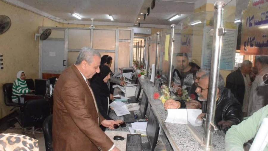 محافظ الغربية خلال متابعة تقديم طلبات التصالح