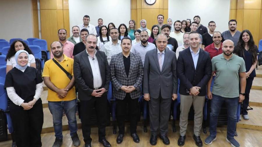 محافظ المنيا يكرم فريق القافلة الطبية للجامعة البريطانية