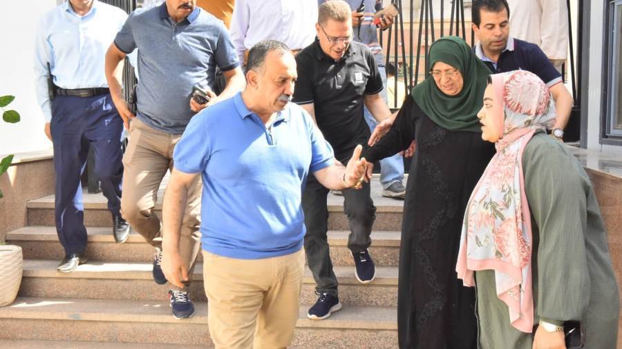 محافظ أسيوط خلال اصطحاب السيدة
