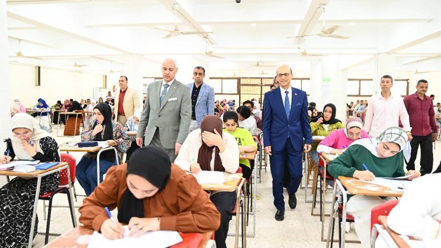 رئيس جامعة أسيوط يتفقد سير الامتحانات