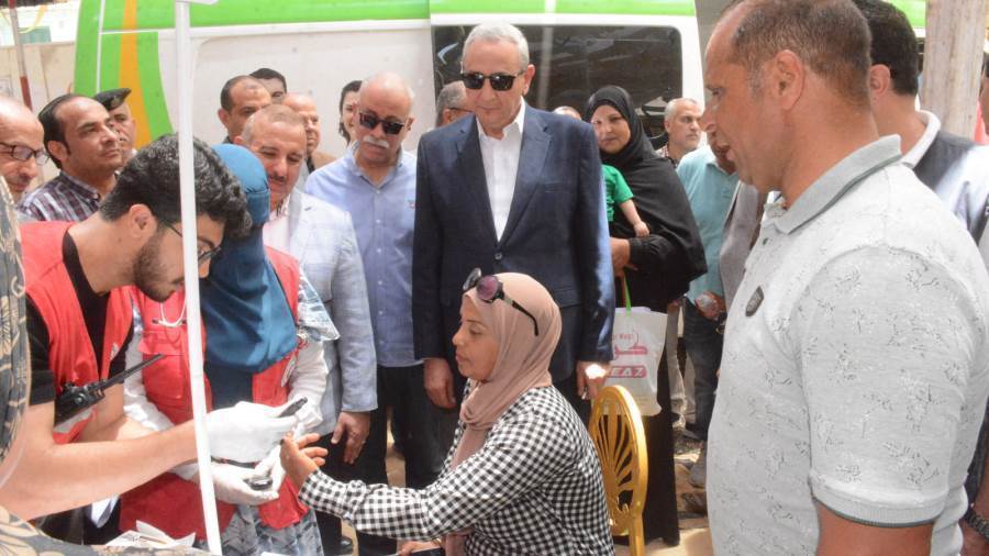 محافظ الغربية خلال فعاليات القافلة