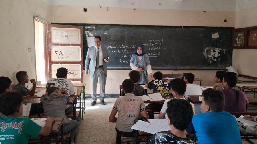 وكيل وزارة التعليم بالغربية خلال الجولة
