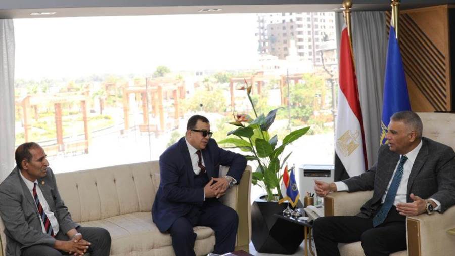 محافظ أسوان يلتقي وفد من قيادات حزب تحيا مصر