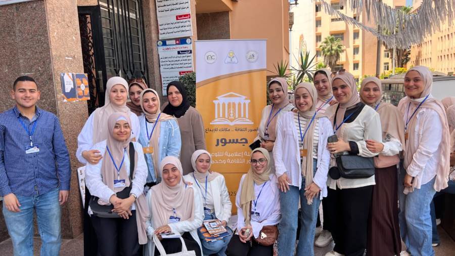 جانب من الطلبة المشاركين في الحملة التوعوية