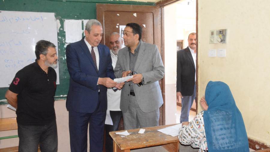 محافظ الغربية خلال الجولة