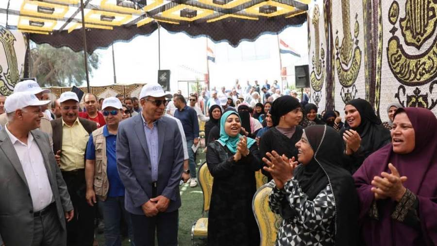 محافظ المنيا يتفقد مدرسة المزارعين الحقلية بقرية منشأة المغالقة محافظ المنيا يتفقد مدرسة المزارعين الحقلية بقرية منشأة المغالقة