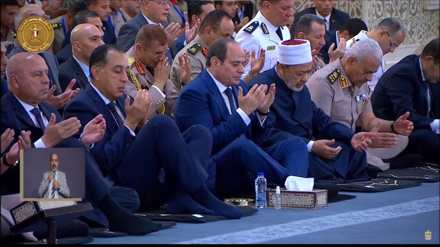 الرئيس يؤدي صلاة العيد