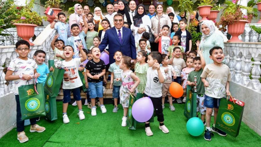 احتفال محافظ الدقهلية بالعيد مع الأطفال