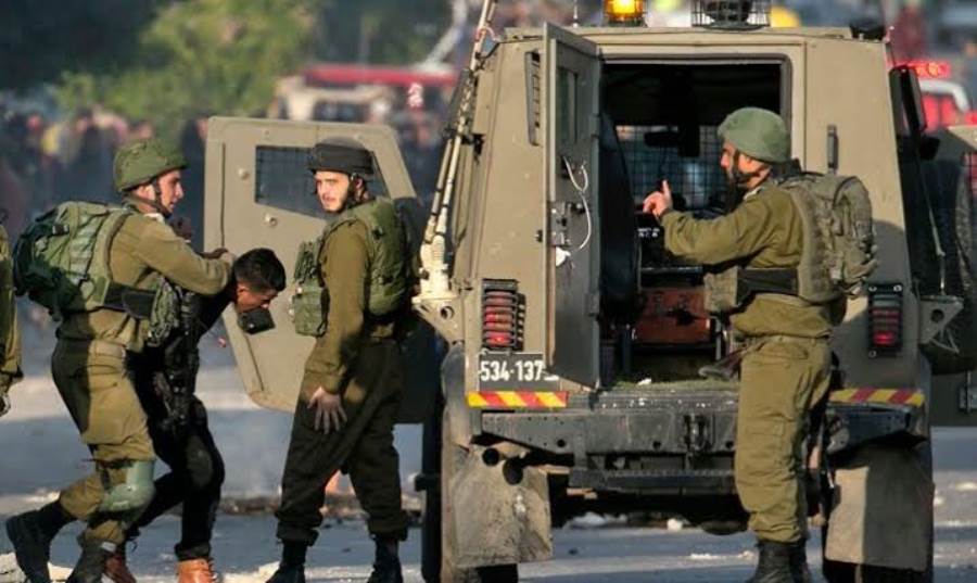 الاحتلال الإسرائيلي يعتقل 3 فلسطينيين ويداهم المنازل في طولكرم الاحتلال الإسرائيلي يعتقل 3 فلسطينيين ويداهم المنازل في طولكرم