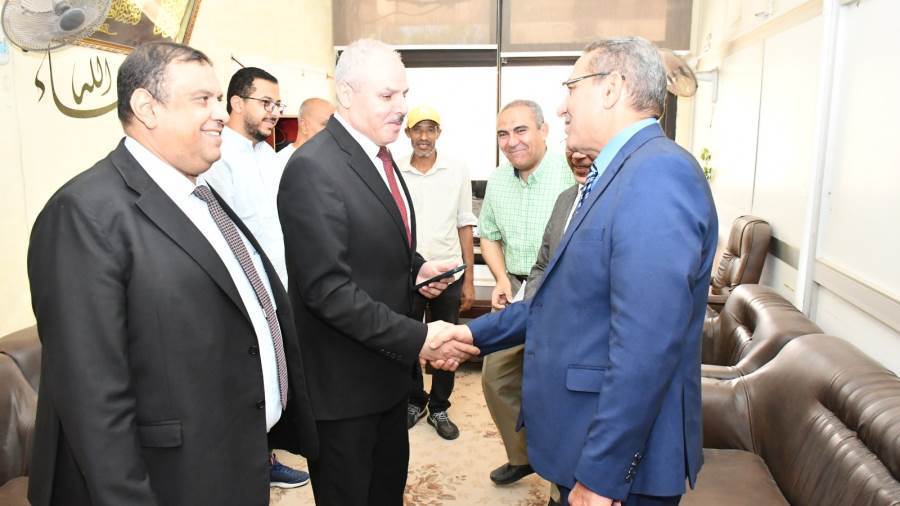 رئيس جامعة قناة السويس يهنئ العاملين بالمبنى الإداري بعيد الأضحى المبارك رئيس جامعة قناة السويس يهنئ العاملين بالمبنى الإداري بعيد الأضحى المبارك