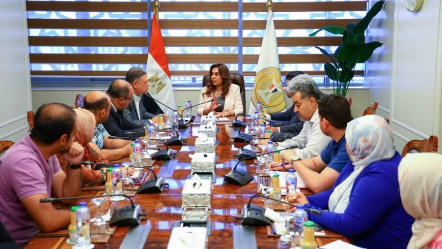 د.منال عوض تتابع منظومة المراكز التكنولوجية