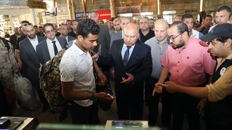 وزير الصناعة والنقل في جولة تفقدية بمحطة سكك حديد مصر