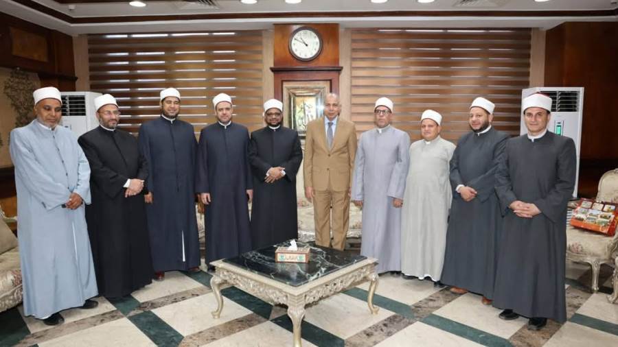 محافظ المنيا خلال اللقاء