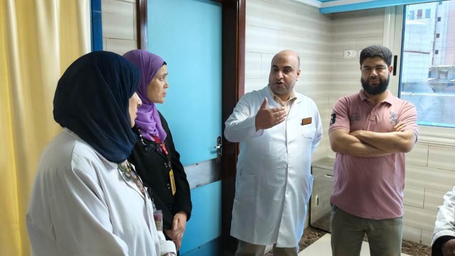 الدكتور أحمد سالم مدير مساتشفى المجمع الطبى خلال المعاينة