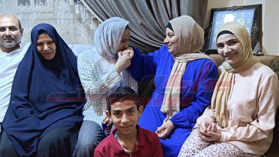 الطالبة مع أسرتها