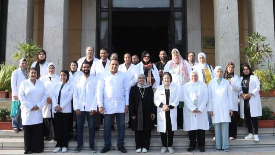 الأطباء المشاركون بالقافلة الطبية
