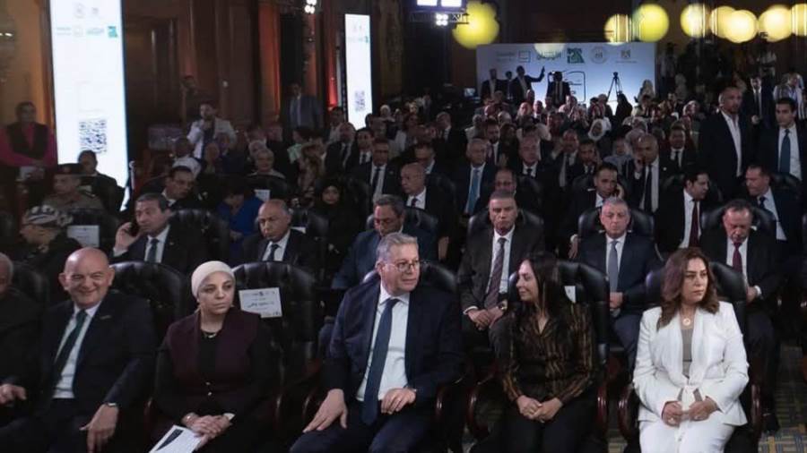 محافظ المنيا خلال اللقاء