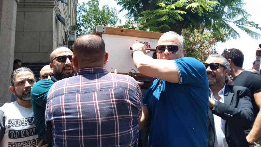 نجوم الفن والصحافة يودعون الكاتب محمد عبد المنعم بمسجد عمر مكرم