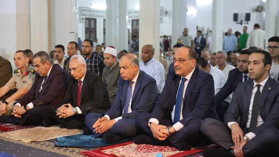 محافظ المنيا خلال اللقاء
