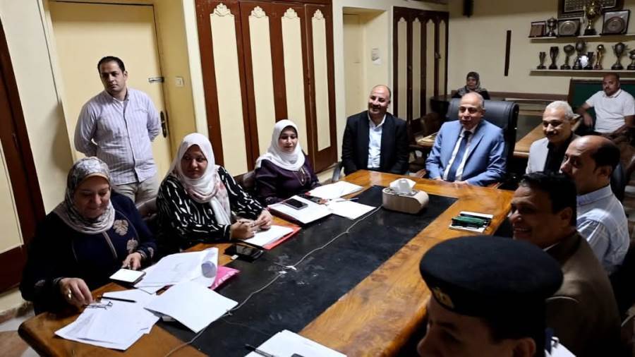 محافظ المنيا يتابع غرفة العمليات