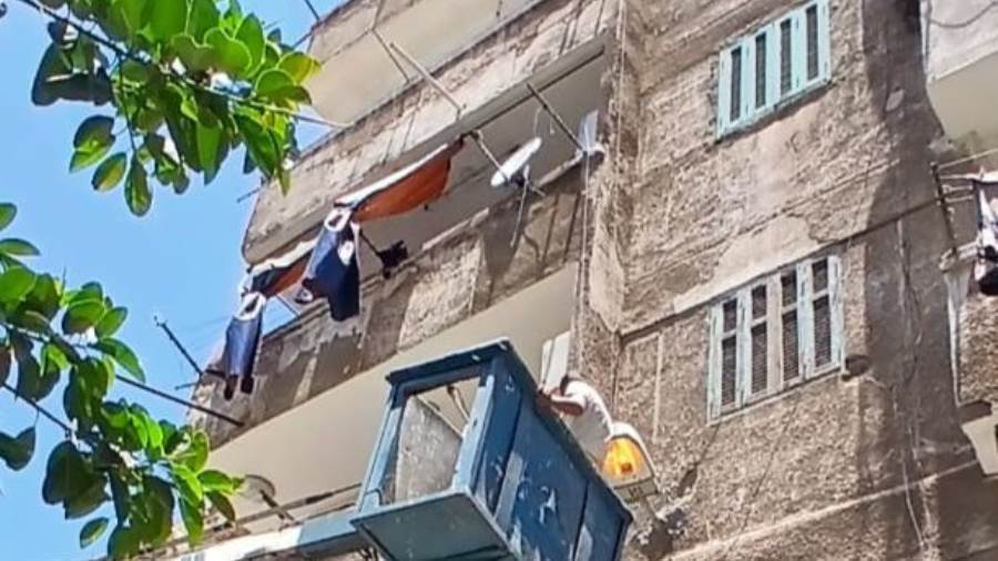 رئيس حي غرب تتابع اعمال رفع كفاءه الاضاءه العامه بنطاق الحي