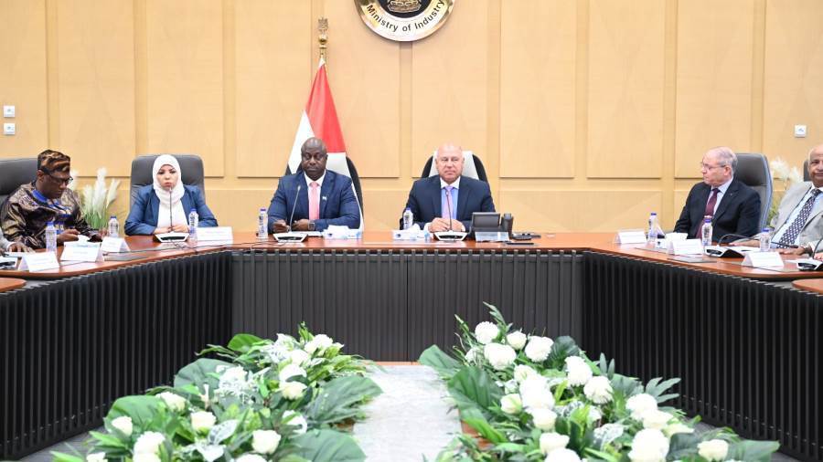 كامل الوزير خلال لقائه مع وزير النقل والطيران بجمهورية سيراليون
