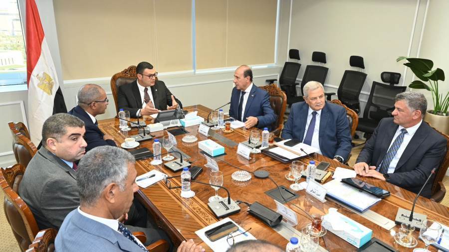 وزير الإسكان يتابع موقف المشروعات الجاري تنفيذها
