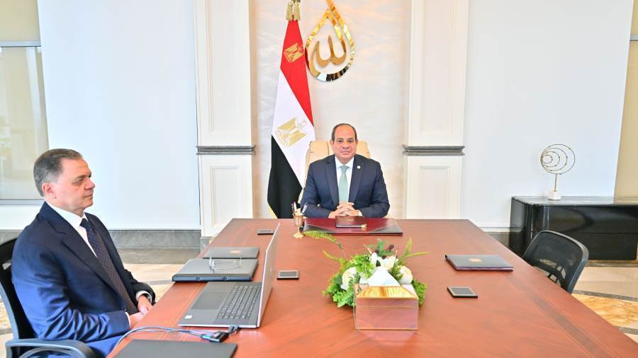 الرئيس السيسي يجتمع مع اللواء محمود توفيق وزير الداخلية