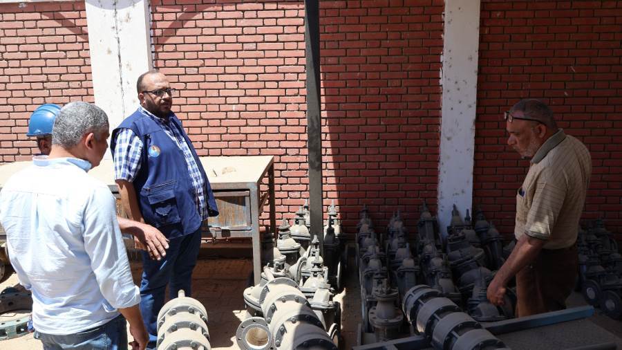 رئيس مياه سوهاج فى مجمع الورش الفنية بمحطة مياه نيدة